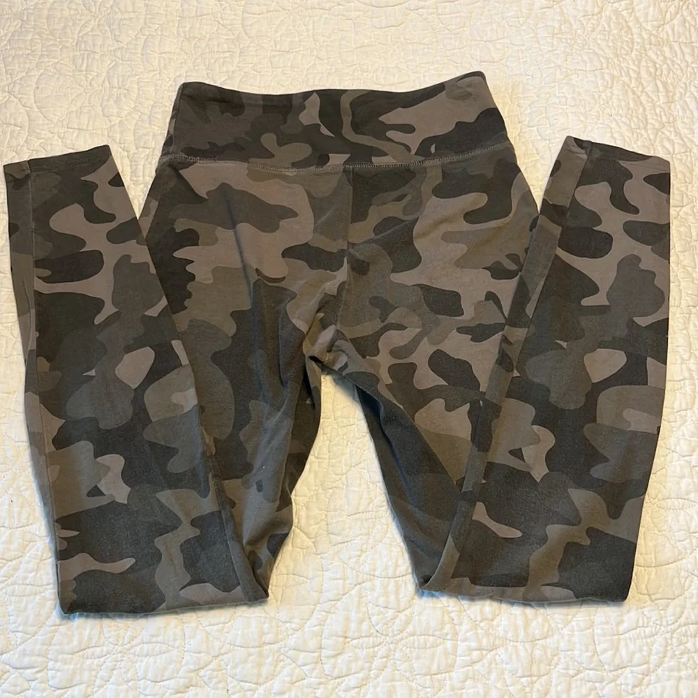 Wild Fable High Waited Green Camo Leggings. Size XS. EUC! - Picture 3 of 5